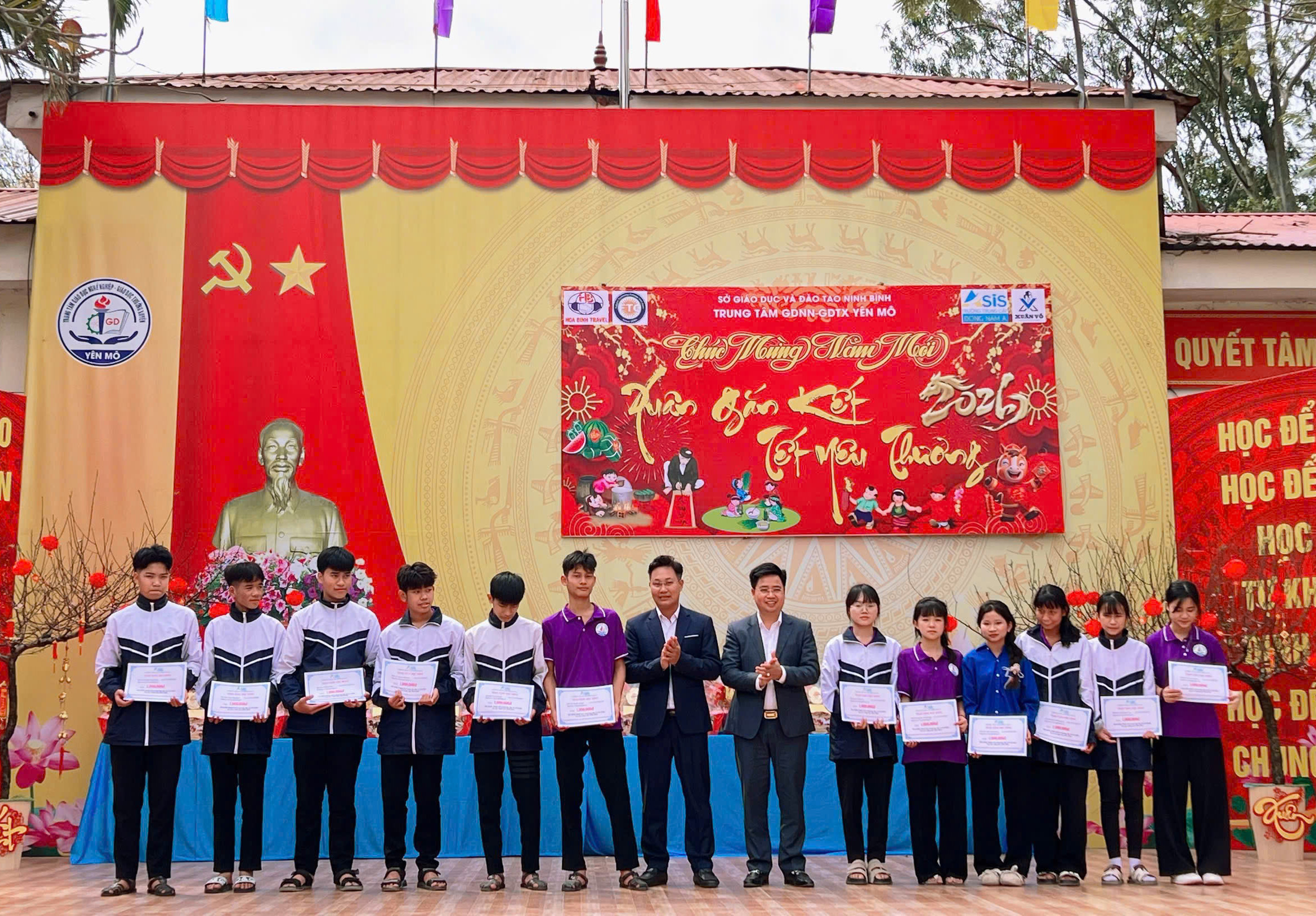 Trao học bổng cho học sinh