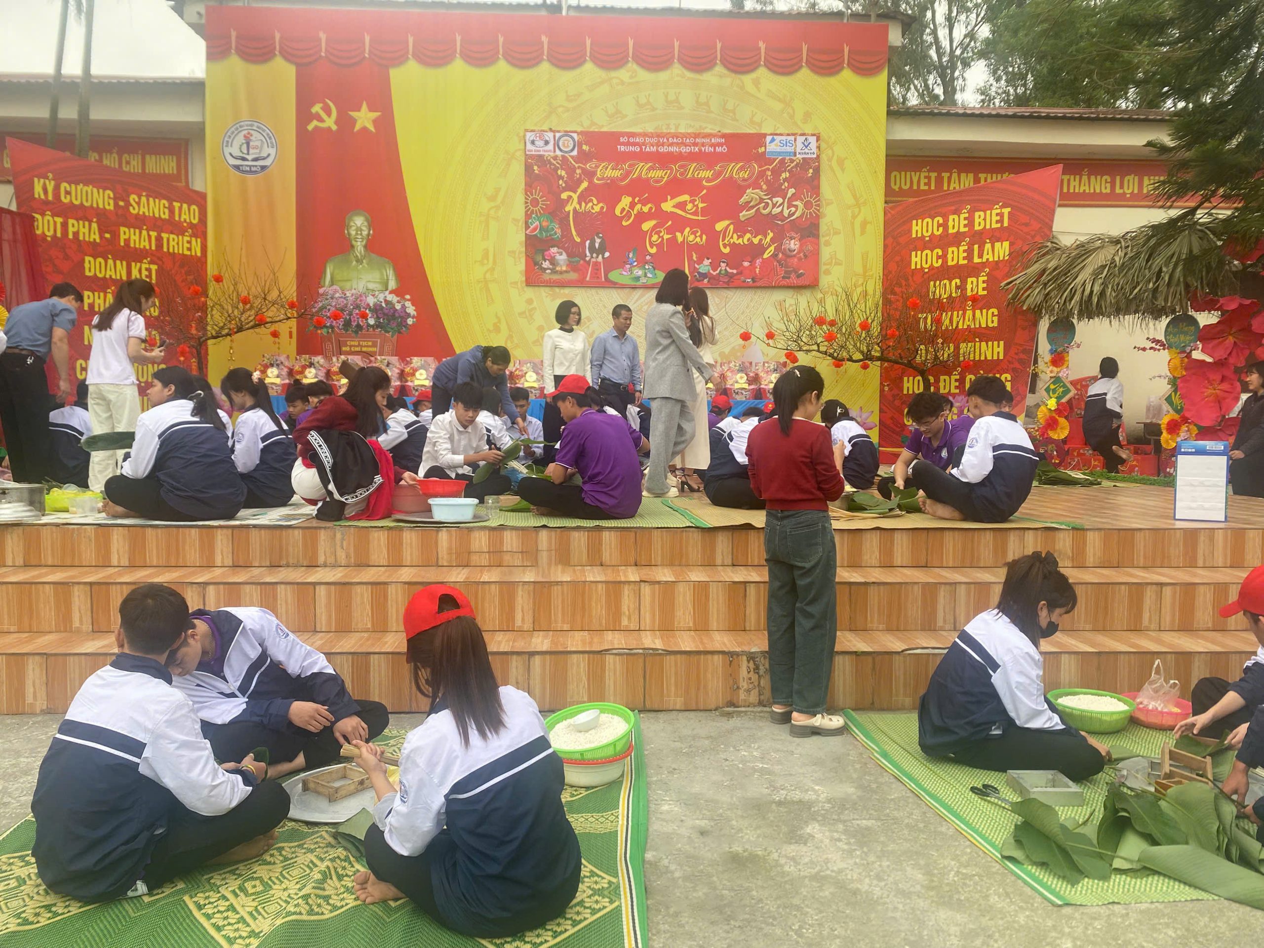 Học sinh trải nghiệm gói bánh chưng