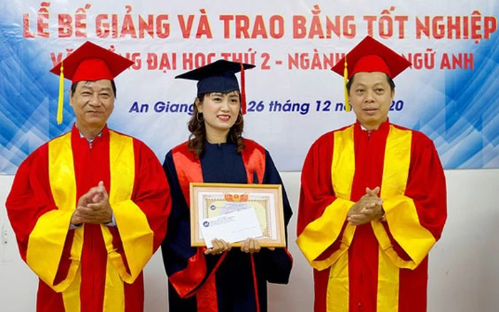 Tuyển sinh văn bằng 2 ngôn ngữ anh học 100% online
