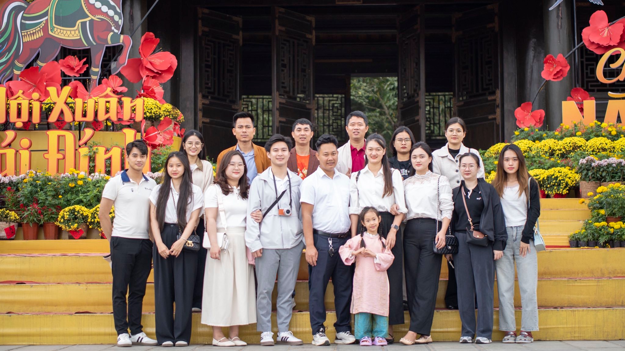 Đoàn giáo viên check-in tại Hội Xuân