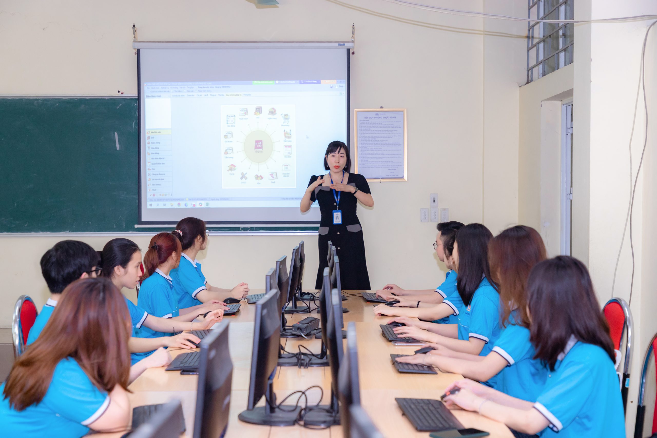 Tuyển sinh ngành Quản trị văn phòng đào tạo chuyên viên hành chính
