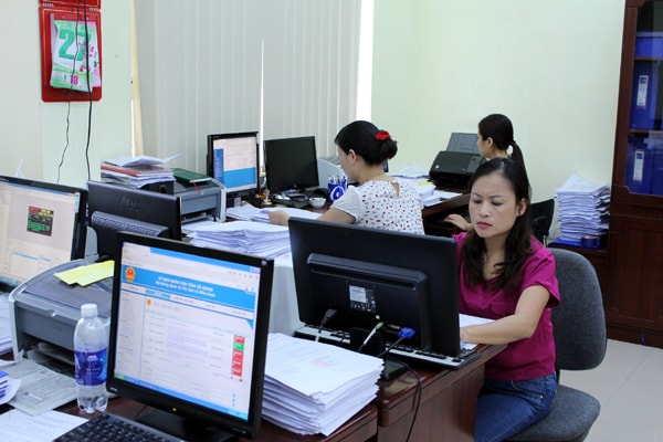 Chuyên viên quản trị văn phòng xử lý hệ thống văn bản điện tử